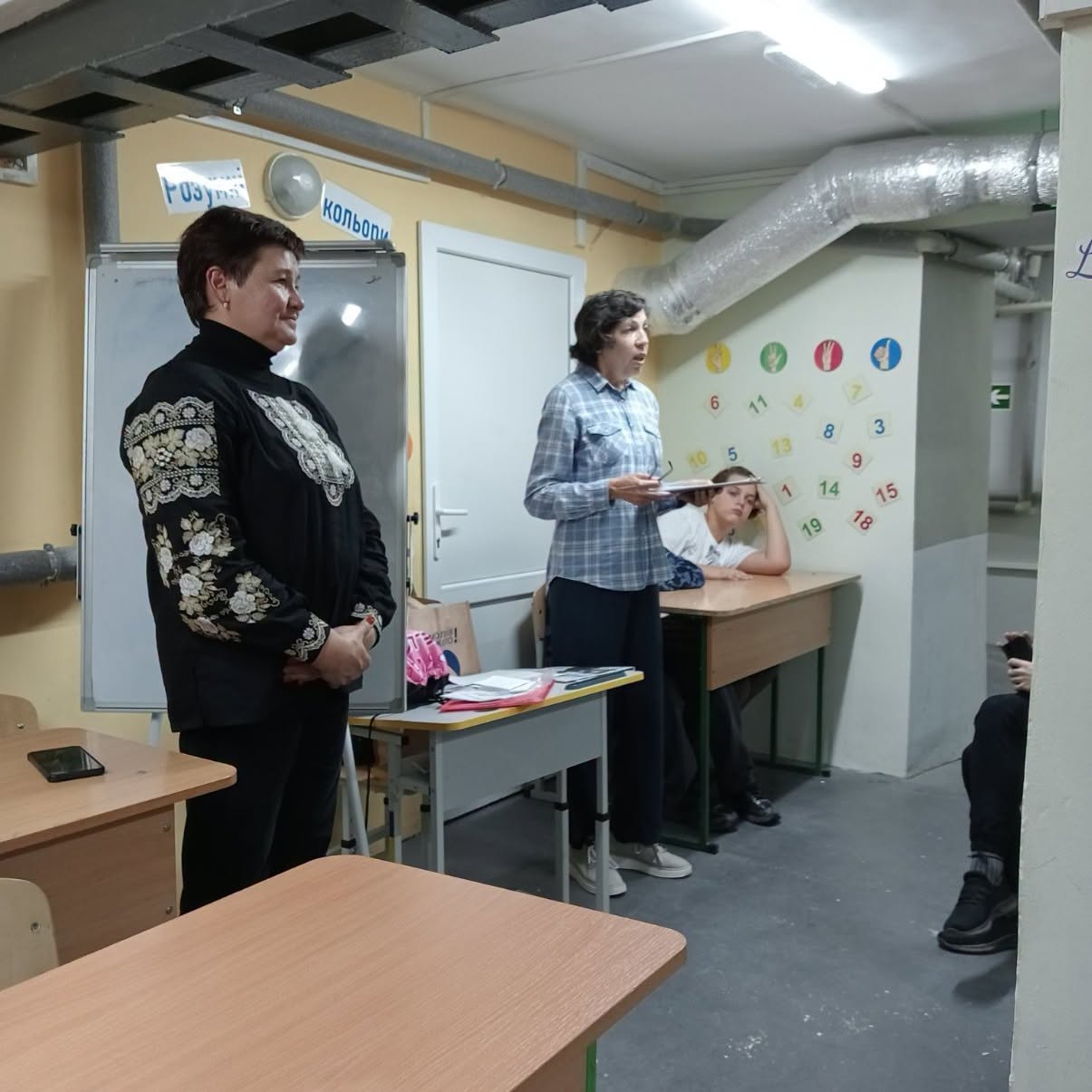 Напередодні свят наші бібліотекарі завітали до Миколаївської гімназії № 36 та Миколаївського професійного промислового ліцею