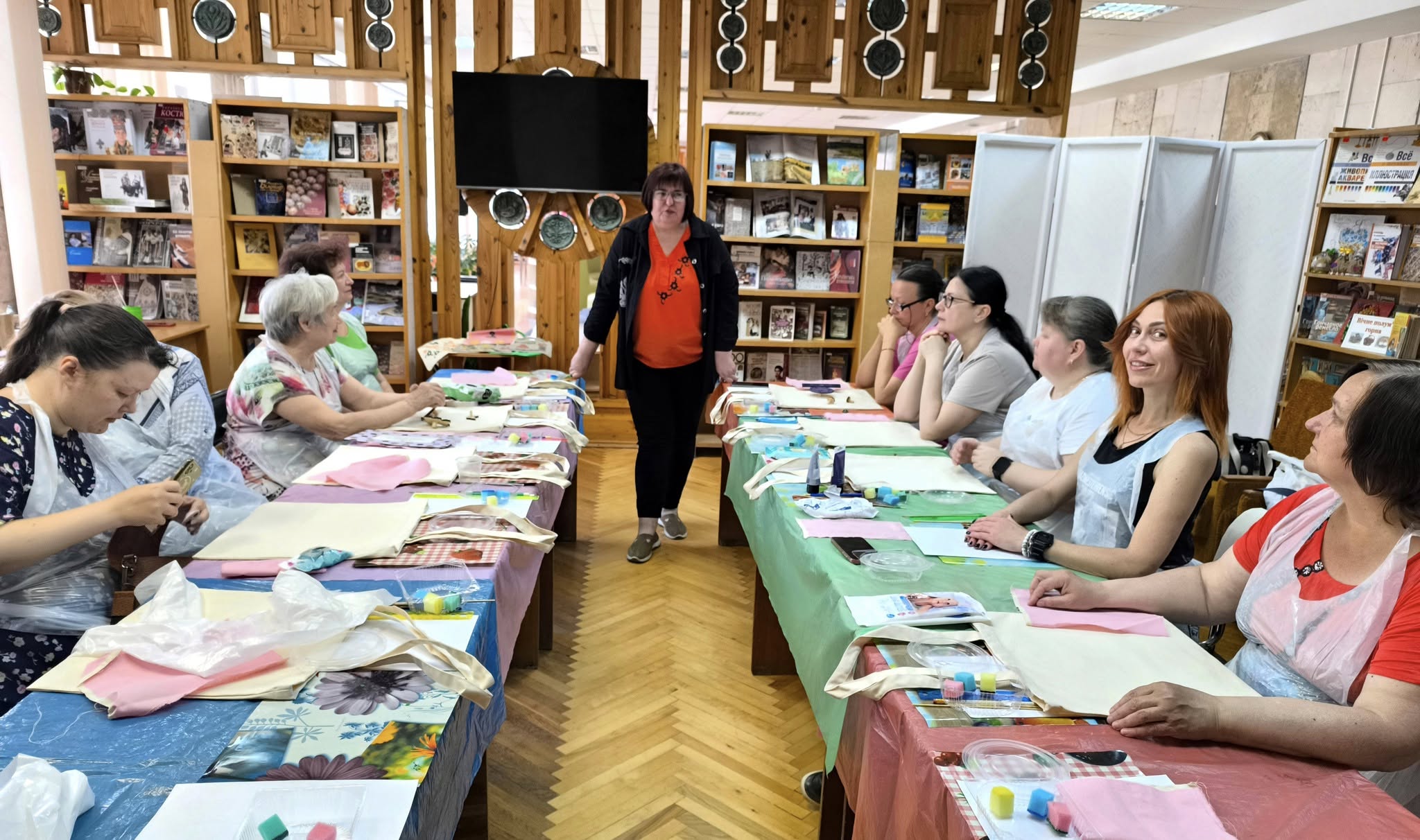 Разом із Культурно - мистецькою асоціацією «Арт-спокуса» ми з радістю запросили наших постійних читачок до справжньої артілі вибійкарства
