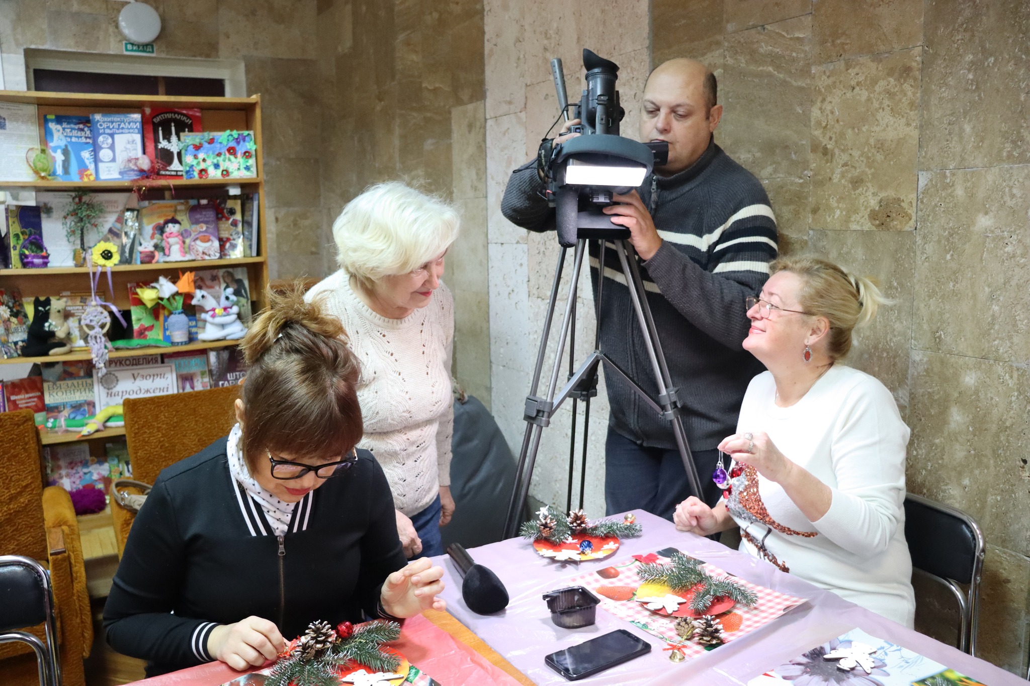 Workshop attendees learned how to make a decorative accessory that will decorate our festive interior