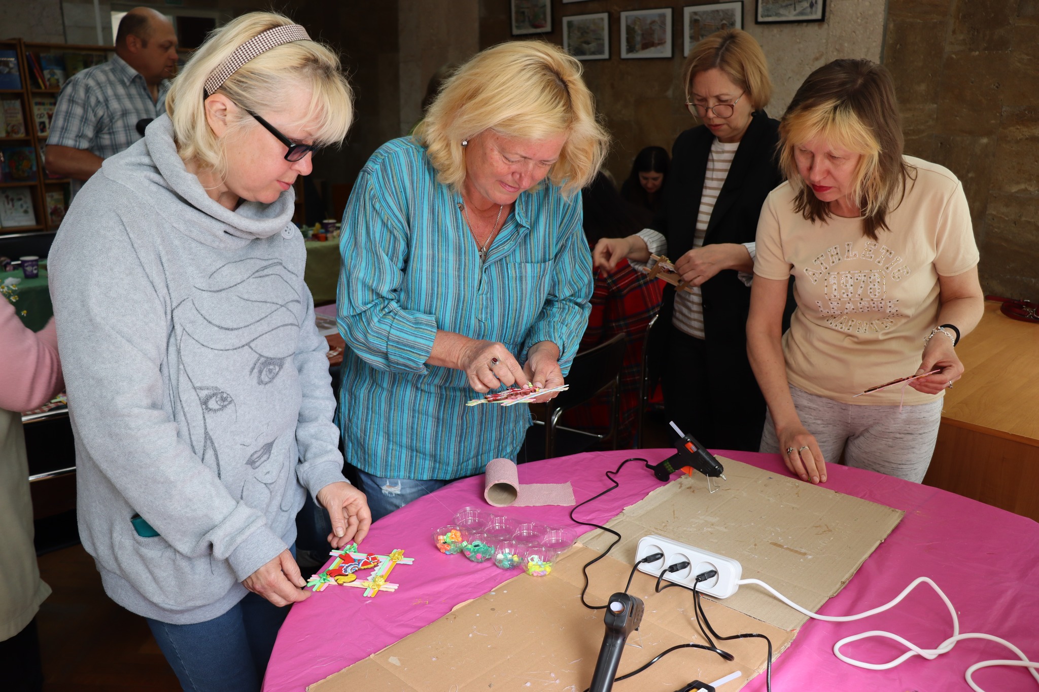 Regular readers were invited to a creative workshop to make a variation of a traditional Swedish souvenir
