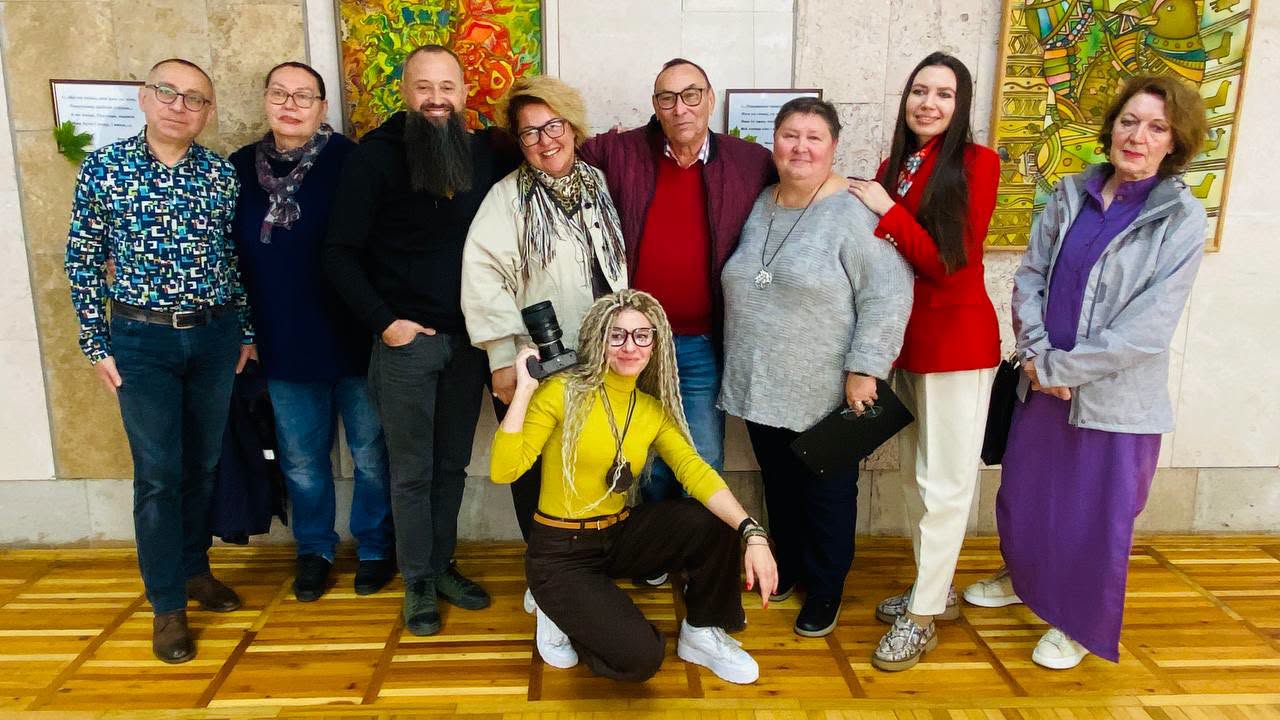 У Центральній бібліотеці ім. Марка Кропивницького відкрилася особлива виставка «Осінь, квіти і любов»