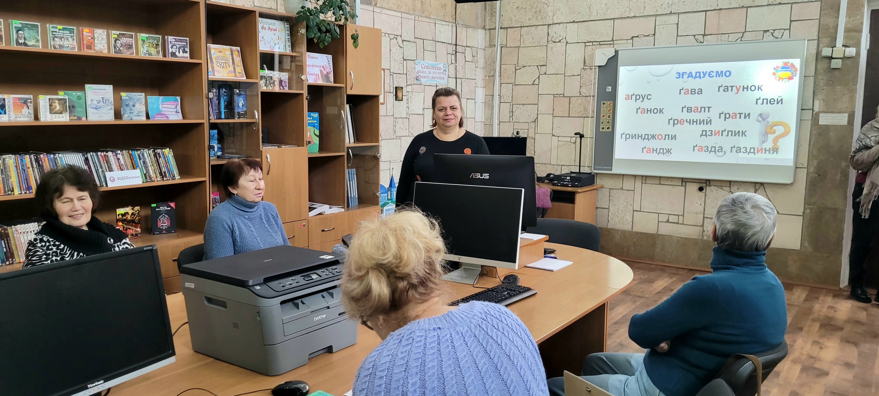 Larysa Sychenko, the moderator of the Ukrainian language conversation club, cooperates on a volunteer basis with the CCL named after M.L. Kropyvnytskyi