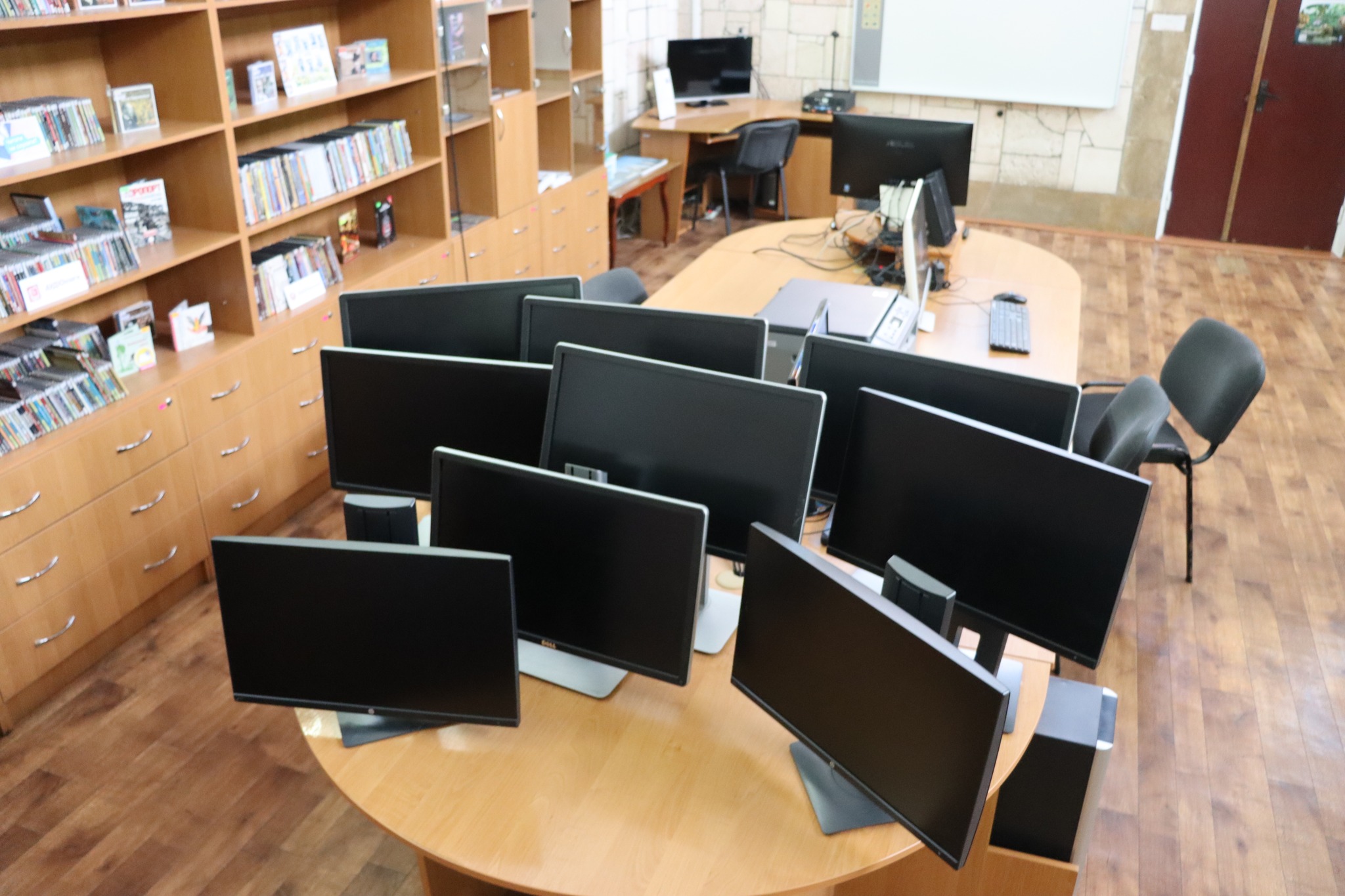 Central city library named after M.L. Kropyvnytskyi received a parcel with modern monitors as a gift