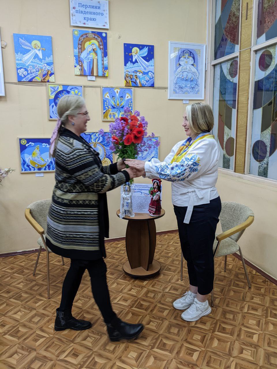 Урочисте відкриття персональної виставки «Перлини південного краю» художниці Світлани Бойкової-Калюжної у бібліотеці-філії №12 