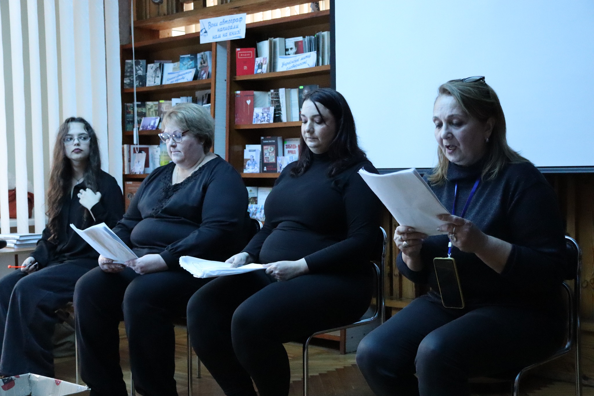 У Центральній бібліотеці ім. Марка Кропивницького нещодавна відбувся показ перформативної читки за п’єсою «Баланс»