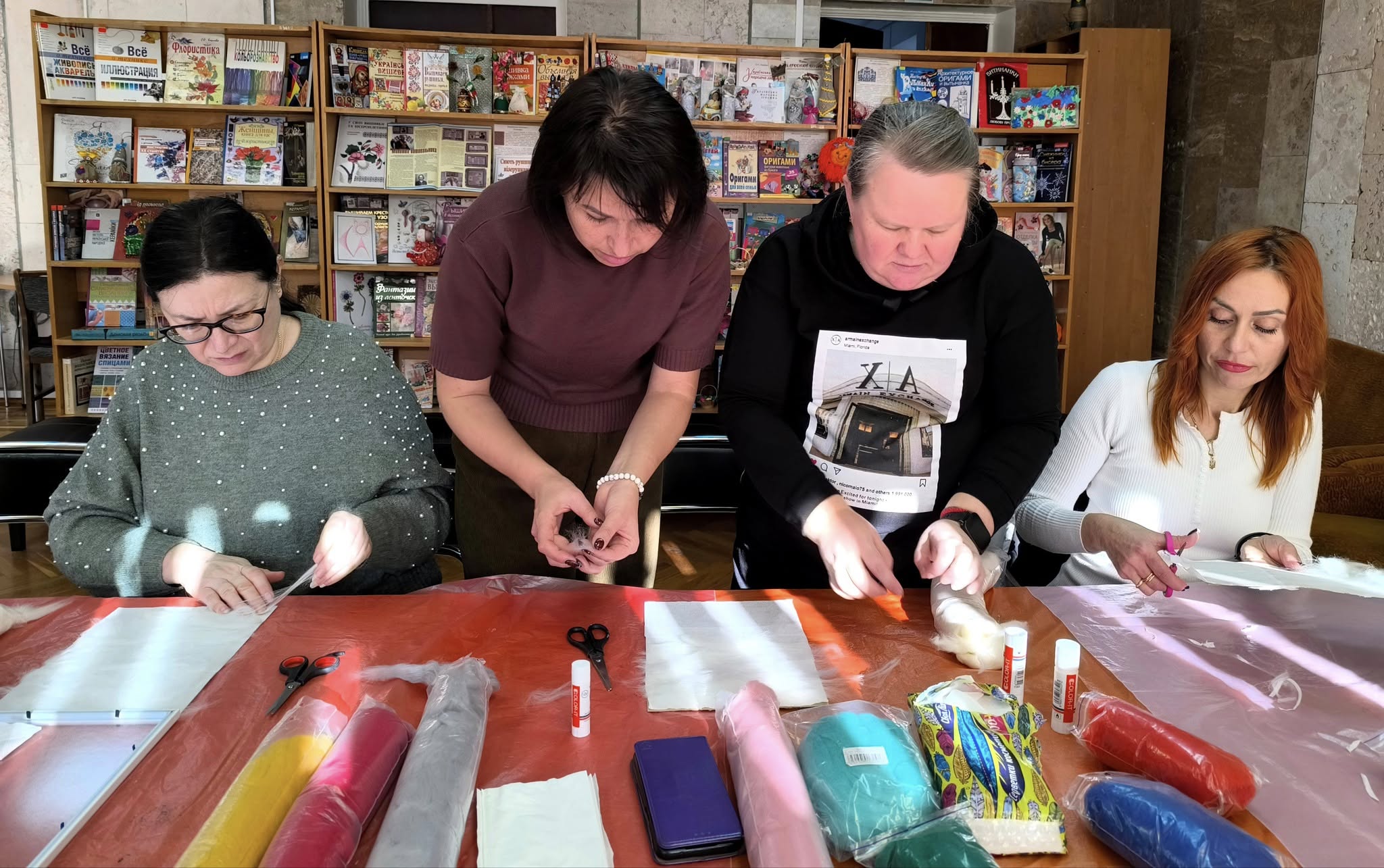 У Центральній бібліотеці ім. Марка Кропивницького відбувся майстер-клас для неймовірних жінок із виготовлення картини у техніці вовняної акварелі