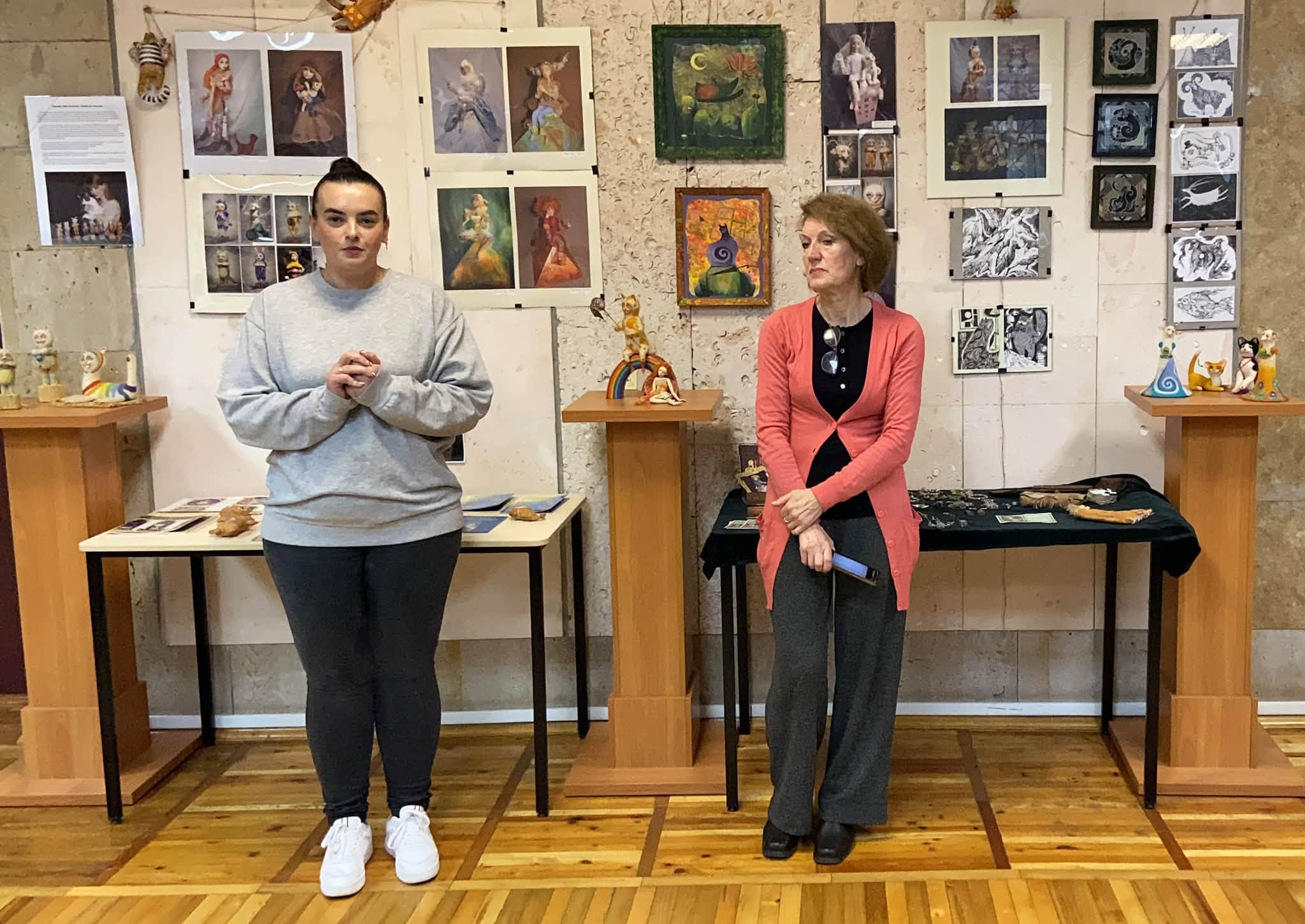 У Центральній бібліотеці ім. Марка Кропивницького відкрилися одразу дві виставки творчих робіт Марії Макарової 